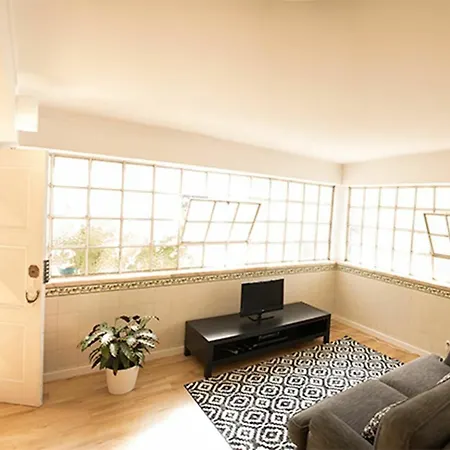 Two Bedroom Self Contained House * Carcavelos (Lisbon)