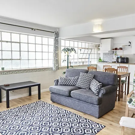Two Bedroom Self Contained House Carcavelos (Lisbon)
